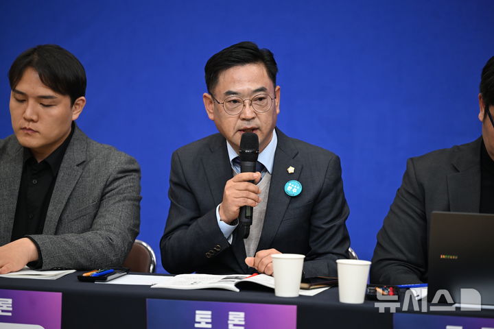 [완주=뉴시스] 심부건 완주군의원이 완주경제발전 토론회서 청년 유입·기업 인력난 해소 방안 제시했다. *재판매 및 DB 금지