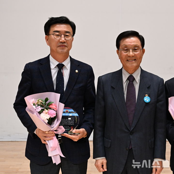[완주=뉴시스] 유의식 군의장(왼쪽)이 5일 대한노인회 완주군지회 공로상을 수상했다. *재판매 및 DB 금지