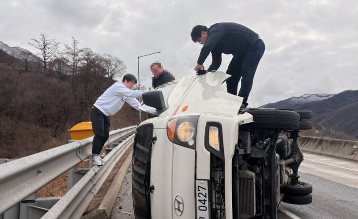 지난 3일 오전 10시 30분께 중앙고속도로(원주 방향) 단양IC 인근 2차로에서 차량이 전도되자 근무를 마치고 귀가 중이던 태백소방서 안현보 소방장과 지혜근 소방교는 사고차량에서 구조활동을 펼치고 있다.(사진=태백소방서 제공) *재판매 및 DB 금지
