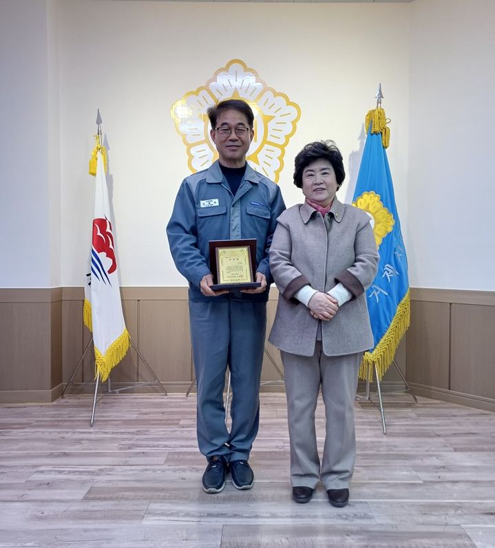 [거제=뉴시스] 신정철 기자= 거제시의회는 5일, 아이들의 안전한 통학 환경 조성을 위해 오랜 기간 묵묵히 노력해 온 시민 김정수 씨에게 표창을 수여했다. 사진은 신금자 의장이 표창을 전달한 후 기념사진을 촬영하고 있는 모습.(사진=거제시의회 제공).2026.03.05. photo@newsis.com *재판매 및 DB 금지