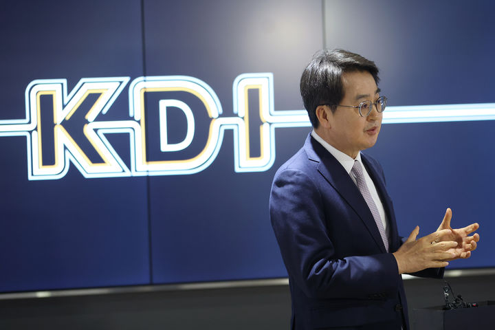 [수원=뉴시스] 김동연 경기도지사가 5일 지하철 서울 5호선 김포검단 연장 사업의 중요성과 통과의지를 보여주기 위해 세종시 한국개발연구원에서 열린 기재부 재정사업평가 분과위원회를 직접 방문해 발언하고 있다. (사진=경기도 제공) 2026.03.05. photo@newsis.com *재판매 및 DB 금지