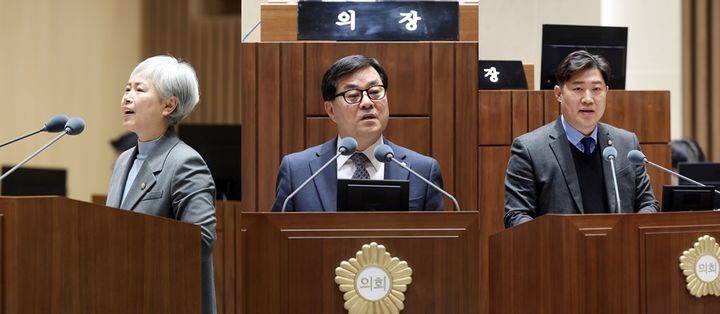[수원=뉴시스] 윤경선(사진 왼쪽부터), 이재형, 김동은 수원시의원이 제399회 임시회 제1차 본회의에서 5분 자유발언을 하고 있다. (사진=수원시의회 제공) 2026.03.05. photo@newsis.com *재판매 및 DB 금지