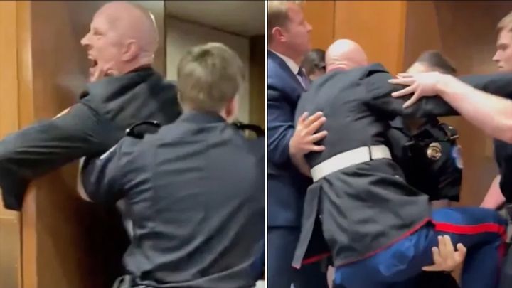 해병대 출신인 브라이언 맥기니스 녹색당 상원의원 후보가 4일 미국 워싱턴 국회의사당에서 열린 청문회에서 해군 특수부대 네이비실 출신인 팀 시히 상원의원 및 경찰들과 몸싸움을 벌이고 있다. 사진 X 캡처 *재판매 및 DB 금지