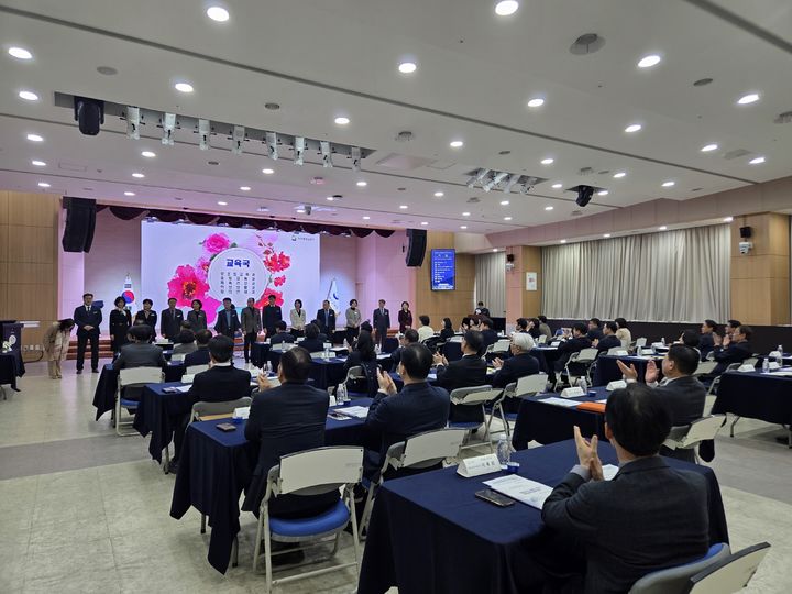 [안동=뉴시스] 5일 경북교육청 웅비관에서 열린 '경북교육지도자 회의' 참석자들이 기념사진을 찍고 있다. (사진=경북도 제공) 2026.03.05. photo@newsis.com *재판매 및 DB 금지