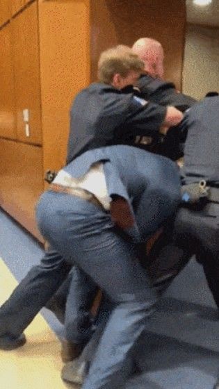 해병대 출신인 브라이언 맥기니스 녹색당 상원의원 후보가 4일 미국 워싱턴 국회의사당에서 열린 청문회에서 해군 특수부대 네이비실 출신인 팀 시히 상원의원 및 경찰들과 몸싸움을 벌이고 있다. 사진 X 캡처 *재판매 및 DB 금지