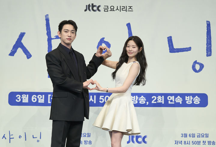 [서울=뉴시스] 5일 서울 구로구 더링크호텔에서 열린 JTBC 새 금요시리즈 '샤이닝' 제작발표회에서 배우 박진영, 김민주가 포즈를 취하고 있다. (사진=JTBC 제공) 2026.03.05. photo@newsis.com *재판매 및 DB 금지