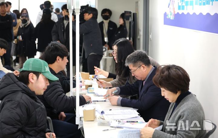 [포항=뉴시스] 경북 포항시가 청년·신혼부부의 주거 안정을 위해 추진하는 '올해 포항 천원주택' 예비 입주자 모집 첫날인 5일 북구청 옆 시 주거복지센터에 신청자들이 대거 몰렸다. 사진은 장상길 포항시청 권한대행(오른쪽 두번째)이 서류를 접수하는 모습. (사진=포항시 제공) 2026.03.05. photo@newsis.com 