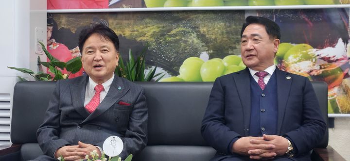 김영환(사진 왼쪽) 지사와 정영철 영동군수 *재판매 및 DB 금지