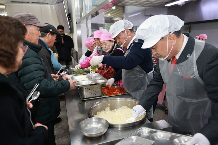 배식봉사하는 김영환 충북지사 *재판매 및 DB 금지