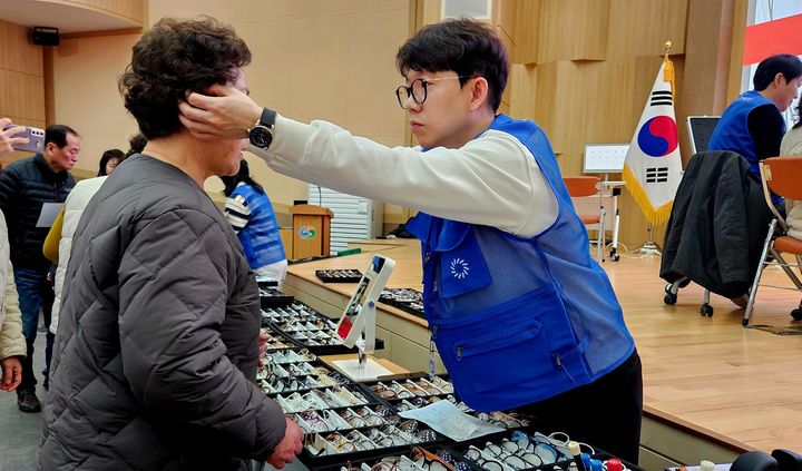 [창원=뉴시스] 강경국 기자 = 5일 경남 창원시 마산합포구청에서 다비치안경 눈건강 시력 지킴이 봉사단이 저소득 어르신들에게 무료 안경 맞춤 봉사활동을 하고 있다. (사진=창원시청 제공). 2026.03.05. photo@newsis.com *재판매 및 DB 금지