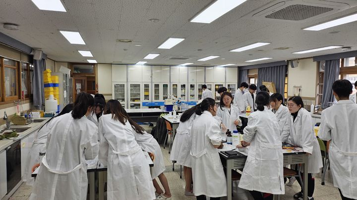[화성=뉴시스]세교고·세마고·매홀고 학생들이 융합과학 탐구과목 오프라인 공동교육과정에 참여해 수업을 듣고 있다.(사진=화성오산교육지원청 제공)2026.03.05.photo@newsis.com *재판매 및 DB 금지