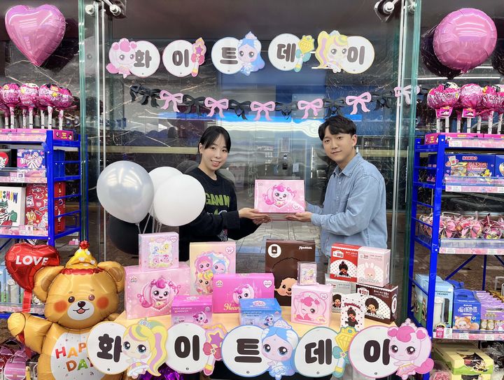 GS25에서 모델이 화이트데이 행사 상품 앞에서 포즈를 취하고 있다. *재판매 및 DB 금지