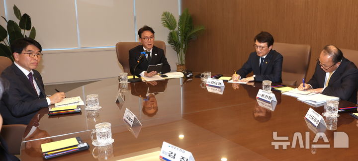 [군산=뉴시스] 김얼 기자 = 김민석(왼쪽 두번째) 국무총리가 5일 전북 군산시 새만금개발청을 방문해 새만금청 업무보고에 앞서 모두발언을 하고 있다. (전북사진기자단 공동취재) 2026.03.05. pmkeul@newsis.com