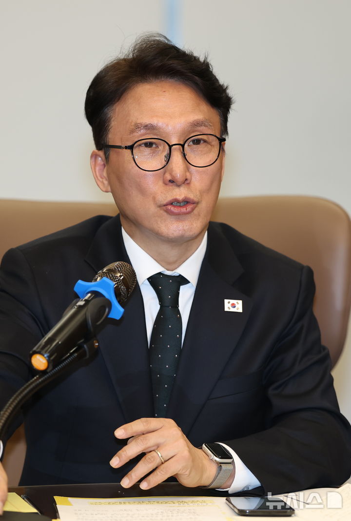 [군산=뉴시스] 김얼 기자 = 김민석 국무총리가 5일 전북 군산시 새만금개발청을 방문해 새만금청 업무보고에 앞서 모두발언을 하고 있다. (전북사진기자단 공동취재) 2026.03.05. pmkeul@newsis.com