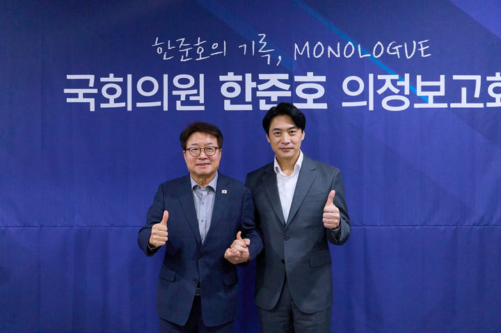 [수원=뉴시스] 염태영 의원과 한준호 의원이 기념 촬영을 하고 있다. (사진=한준호 의원 측 제공) 2026.03.05. photo@newsis.com *재판매 및 DB 금지