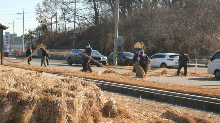 [당진=뉴시스] 기지시줄다리기보존회원들이 지난달 25일 기지시줄다리기박물관 인근에서 짚단을 이용해 큰 줄을 만들고 있다. (사진=당진시 제공) 2026.03.05. photo@newsis.com *재판매 및 DB 금지