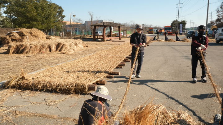 [당진=뉴시스] 기지시줄다리기보존회원들이 지난달 25일 기지시줄다리기박물관 인근에서 짚단을 이용해 큰 줄을 만들고 있다. (사진=당진시 제공) 2026.03.05. photo@newsis.com *재판매 및 DB 금지