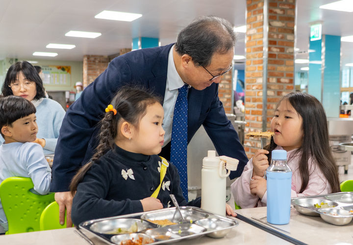 [부산=뉴시스] 김석준 부산시교육감은 5일 오전 북구의 한 초등학교를 방문해 식재료 검수와 위생상태를 점검하는 등 급식실 위생 상태 전반을 확인했다. (사진=부산시교육청 제공) 2026.03.05. photo@newsis.com *재판매 및 DB 금지