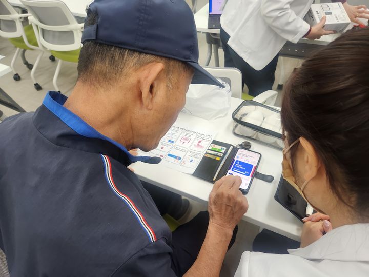 [대구=뉴시스] 대구 서구보건소는 인공지능(AI)과 사물인터넷(IoT) 기술을 활용한 '어르신 맞춤형 건강관리 서비스'를 시행한다. (사진=대구 서구 제공) 2026.03.05. photo@newsis.com *재판매 및 DB 금지