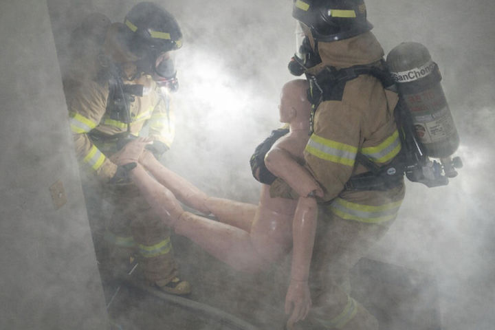 [무안=뉴시스] 전남소방, 아파트·지하화재 대비 실전 훈련. (사진 = 전남소방본부 제공). 2026.03.05. photo@newsis.com *재판매 및 DB 금지