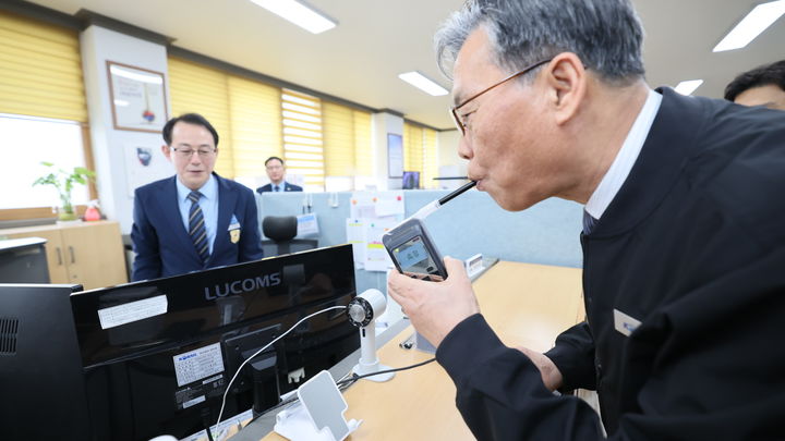 [서울=뉴시스] 김태승 코레일 사장이 5일 오후 서울고속철도 열차사업소에서 열차승무원 음주측정 시스템을 점검하고 있다. 2026.03.05. (사진=코레일 제공) photo@newsis.com *재판매 및 DB 금지