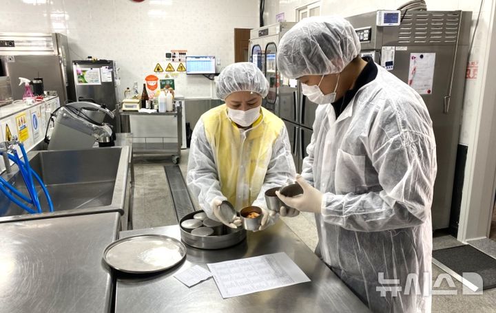 [포항=뉴시스] = 포항 지역 학교·유치원 급식소 집중 위생 점검. 2026.03.05. photo@newsis.com