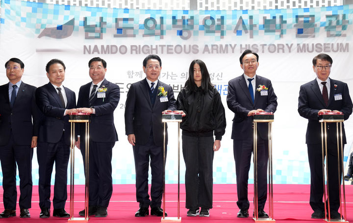 [나주=뉴시스] 김영록 전남지사가 5일 나주 공산면에서 열린 남도의병역사박물관 개관식에서 주요 내빈과 현판식을 하고 있다. (사진 = 전남도 제공). 2026.03.05. photo@newsis.com *재판매 및 DB 금지