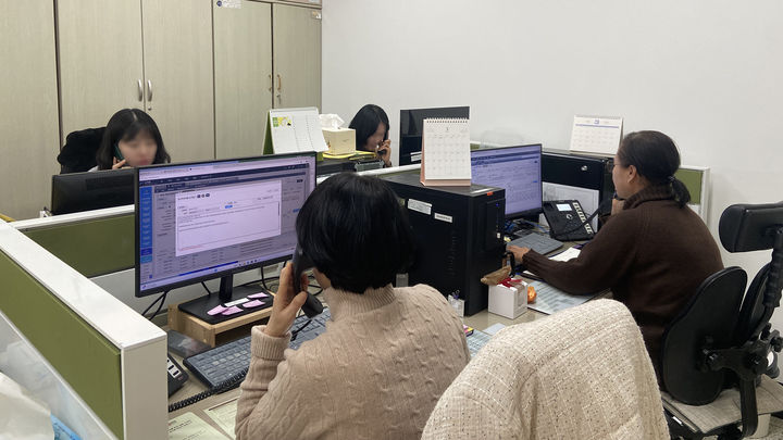 [서산=뉴시스] 이달부터 운영에 들어간 서산시 체납세금징수단이 지난 4일 시청 사무실에서 체납자에게 체납액 자진납부를 독려하고 있다. (싸진=서산시 제공) 2026.03.05. photo@newsis.com *재판매 및 DB 금지
