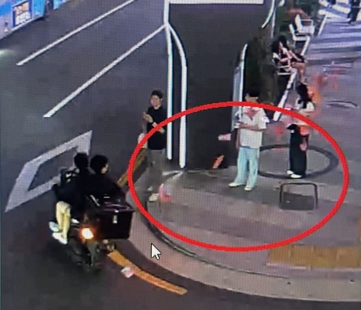 [서울=뉴시스] 서울경찰청은 서울 강남역 일대에서 청소년 유해매체물인 불법 전단지를 대량 살포한 총책 A씨를 지난달 27일 체포해 구속했다고 6일 밝혔다. (사진=서울경찰청 제공) 2026.03.06. photo@newsis.com *재판매 및 DB 금지