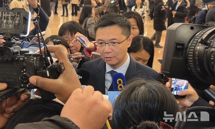 [베이징=뉴시스] 박정규 특파원 = 5일 중국 베이징 인민대회당에서 열린 전국인민대표대회(전인대) 개막식에 상하이 대표 자격으로 참석한 톈쉬안 베이징대 석좌교수가 취재진의 질문에 답하고 있다. 2026.03.05 pjk76@newsis.com