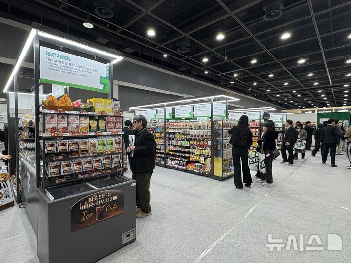 [서울=뉴시스]권민지 기자 = '2026 세븐일레븐 상품전시회'에 참가한 경영주와 관계자들이 전시장을 둘러보고 있다. 2026.03.05. ming@newsis.com