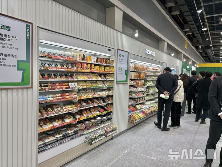 [서울=뉴시스] 권민지 기자 = '2026 세븐일레븐 상품전시회' 식품 진열대 모습 2026.03.05. ming@newsis.com