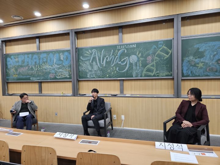 [서울=뉴시스] 이태성 기자 = 서울대 과학학과와 한국과학기술학회는 5일 오후 서울 관악구 자연과학대 캠퍼스에서 이세돌–알파고대국 10주년 기념 특별대담 '알파고에서 알파폴드까지: 우리에게 인공지능이란 무엇인가'를 개최했다. 사진은 왼쪽부터 전치형 KAIST 교수, 이세돌 사범, 석차옥 서울대 화학부 교수. 2026.03.05. victory@newsis.com *재판매 및 DB 금지