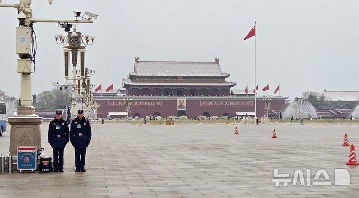 [베이징=뉴시스] 박정규 특파원 = 5일 중국 베이징 인민대회당에서 전국인민대표대회(전인대) 개막식이 열린 가운데 인근의 톈안먼 지붕에 눈이 쌓여있다. 2026.03.05 pjk76@newsis.com