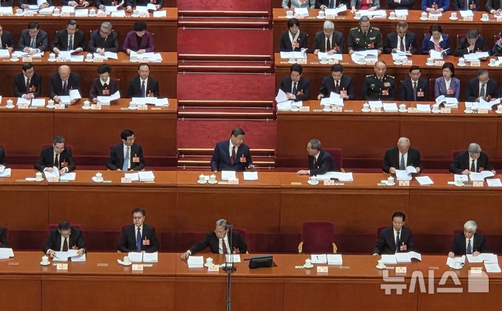 [베이징=뉴시스] 박정규 특파원 = 5일 중국 베이징 인민대회당에서 전국인민대표대회(전인대) 개막식에 참석한 시진핑 국가주석이 리창 국무원 총리와 대화를 나누고 있다. 2026.03.05 pjk76@newsis.com