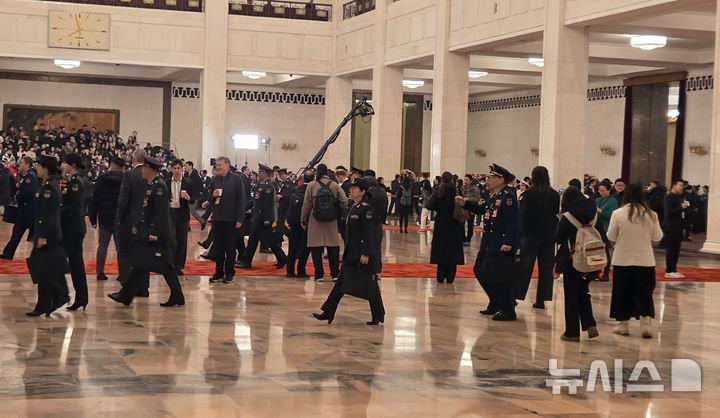 [베이징=뉴시스] 박정규 특파원 = 5일 중국 베이징 인민대회당에서 전국인민대표대회(전인대) 개막식 앞서 제복을 입은 이들이 회의장에 들어서고 있다. 2026.03.05 pjk76@newsis.com