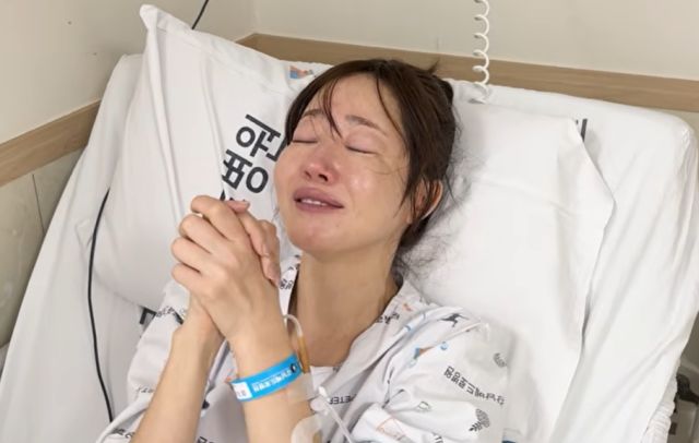 [서울=뉴시스] 배우 엄지원이 발목 골절로 긴급 수술을 받았던 당시 상황을 공개했다. (사진 = 유튜브 채널 '엄지원' 캡처) 2026.03.05. photo@newsis *재판매 및 DB 금지