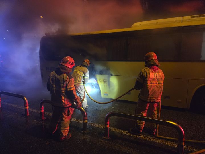 [논산=뉴시스] 5일 오후 8시28분께 충남 논산 성동산단 인근 도로를 달리던 35인승 통근 버스에서 불이 나 소방대원이 진화에 나서고 있다. (사진=논산소방서 제공) 2026.03.05. photo@newsis.com *재판매 및 DB 금지