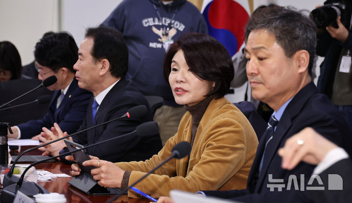 [서울=뉴시스] 김금보 기자 = 한정애 더불어민주당 정책위의장이 5일 오전 서울 여의도 국회 의원회관에서 열린 '중동 현안 및 대미 관세 협상 관련 더불어민주당-재계 긴급 간담회'에서 발언을 하고 있다. 간담회에는 국회 외교통일위원회, 산업통상자원중소벤처기업위원회, 재정경제기획위원회 소속 더불어민주당 위원들과 삼성전자, 현대자동차, LG, HD현대오일뱅크, SK, GS칼텍스, 한화오션 등 관계 기업이 참석했다. 2026.03.05. kgb@newsis.com