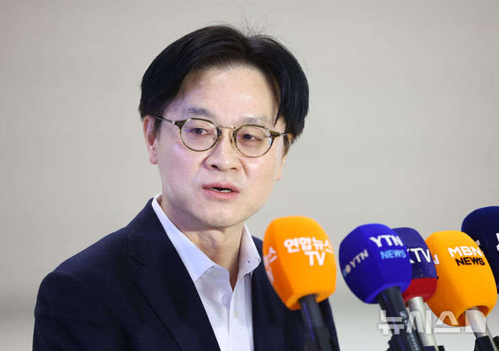 [인천공항=뉴시스] 황준선 기자 = 김정관 산업통상부 장관이 캐나다에서 열리는 LG엔솔 배터리 공장 준공식 참석을 계기로 캐나다 초계 잠수함 프로젝트(CPSP) 사업 수주를 지원하기 위해 5일 오전 인천국제공항 2터미널을 통해 출국하며 취재진 질문에 답변하고 있다. 2026.03.05. hwang@newsis.com