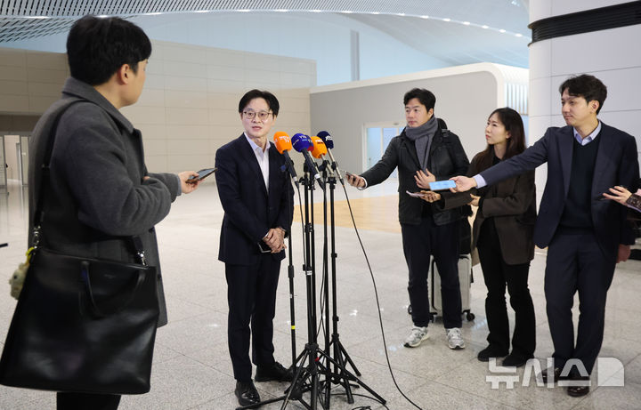 [인천공항=뉴시스] 황준선 기자 = 김정관 산업통상부 장관이 캐나다에서 열리는 LG엔솔 배터리 공장 준공식 참석을 계기로 캐나다 초계 잠수함 프로젝트(CPSP) 사업 수주를 지원하기 위해 5일 오전 인천국제공항 2터미널을 통해 출국하며 취재진 질문에 답변하고 있다. 2026.03.05. hwang@newsis.com
