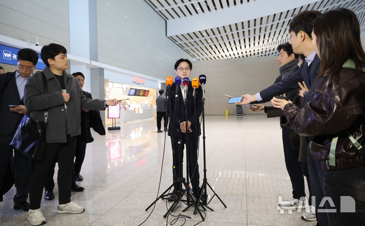 [인천공항=뉴시스] 황준선 기자 = 김정관 산업통상부 장관이 캐나다에서 열리는 LG엔솔 배터리 공장 준공식 참석을 계기로 캐나다 초계 잠수함 프로젝트(CPSP) 사업 수주를 지원하기 위해 5일 오전 인천국제공항 2터미널을 통해 출국하며 취재진 질문에 답변하고 있다. 2026.03.05. hwang@newsis.com