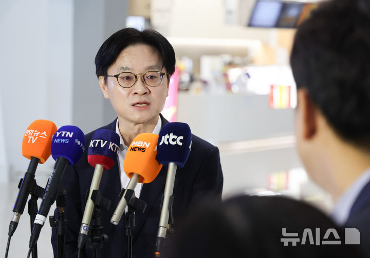 [인천공항=뉴시스] 황준선 기자 = 김정관 산업통상부 장관이 캐나다에서 열리는 LG엔솔 배터리 공장 준공식 참석을 계기로 캐나다 초계 잠수함 프로젝트(CPSP) 사업 수주를 지원하기 위해 5일 오전 인천국제공항 2터미널을 통해 출국하며 취재진 질문에 답변하고 있다. 2026.03.05. hwang@newsis.com