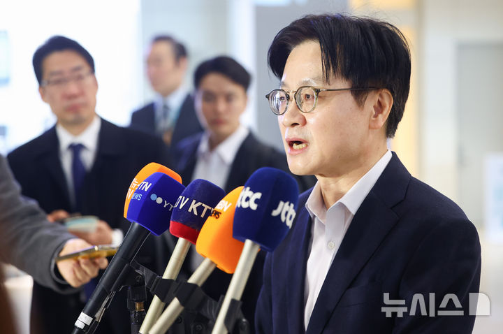 [인천공항=뉴시스] 황준선 기자 = 김정관 산업통상부 장관이 캐나다에서 열리는 LG엔솔 배터리 공장 준공식 참석을 계기로 캐나다 초계 잠수함 프로젝트(CPSP) 사업 수주를 지원하기 위해 5일 오전 인천국제공항 2터미널을 통해 출국하며 취재진 질문에 답변하고 있다. 2026.03.05. hwang@newsis.com