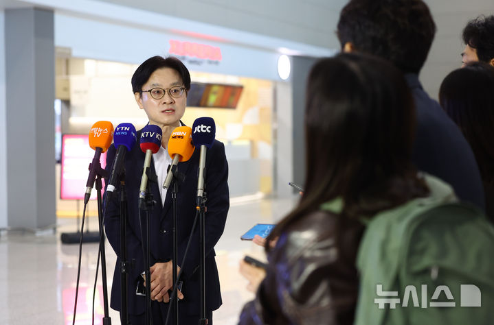 [인천공항=뉴시스] 황준선 기자 = 김정관 산업통상부 장관이 캐나다에서 열리는 LG엔솔 배터리 공장 준공식 참석을 계기로 캐나다 초계 잠수함 프로젝트(CPSP) 사업 수주를 지원하기 위해 5일 오전 인천국제공항 2터미널을 통해 출국하며 취재진 질문에 답변하고 있다. 2026.03.05. hwang@newsis.com