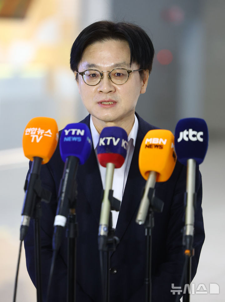 [인천공항=뉴시스] 황준선 기자 = 김정관 산업통상부 장관이 캐나다에서 열리는 LG엔솔 배터리 공장 준공식 참석을 계기로 캐나다 초계 잠수함 프로젝트(CPSP) 사업 수주를 지원하기 위해 5일 오전 인천국제공항 2터미널을 통해 출국하며 취재진 질문에 답변하고 있다. 2026.03.05. hwang@newsis.com