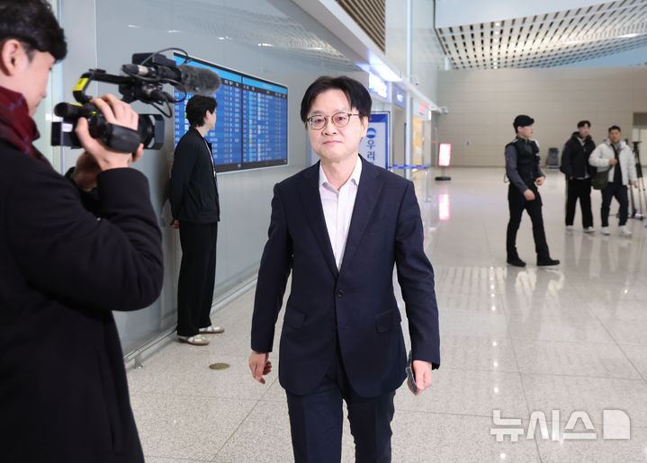 [인천공항=뉴시스] 황준선 기자 = 김정관 산업통상부 장관이 캐나다에서 열리는 LG엔솔 배터리 공장 준공식 참석을 계기로 캐나다 초계 잠수함 프로젝트(CPSP) 사업 수주를 지원하기 위해 5일 오전 인천국제공항 2터미널을 통해 출국하고 있다. 2026.03.05. hwang@newsis.com