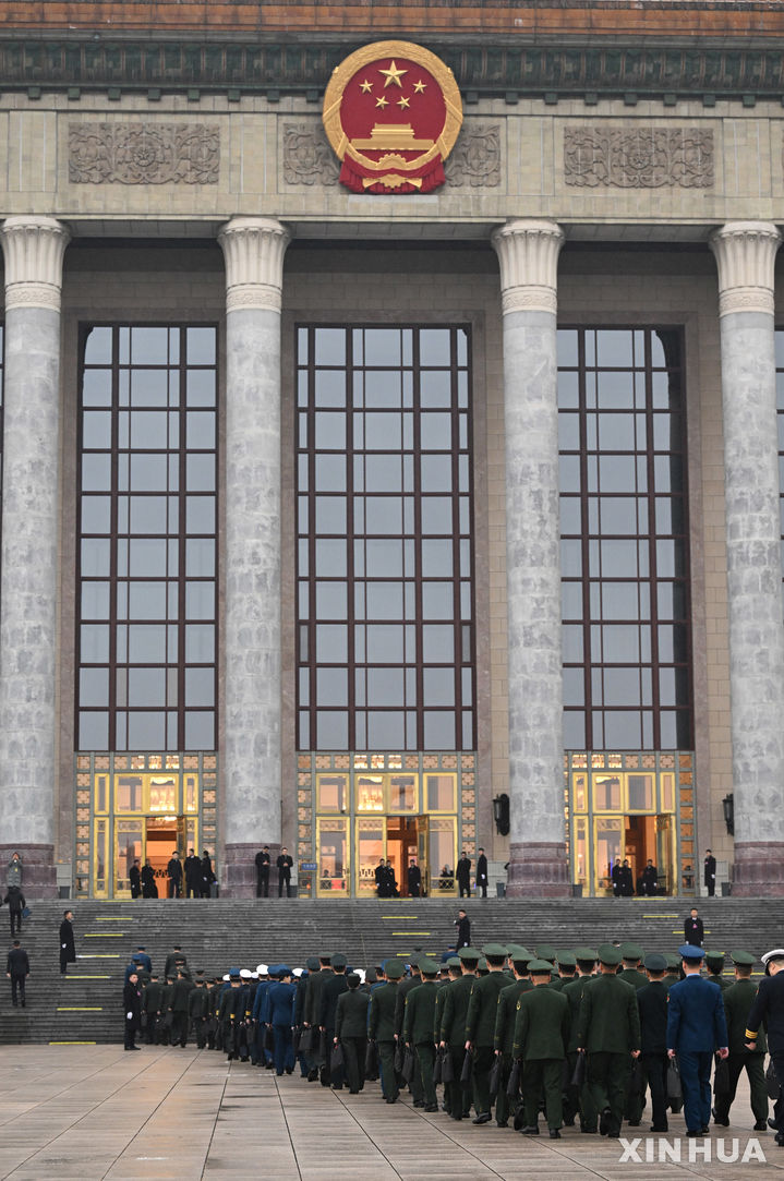 [베이징=신화/뉴시스] 중국 정부가 올해 경제 성장률 목표를 역대 가장 낮은 수준인 4.5~5%로 설정했다. 5일 전국인민대표대회(전인대) 개막식을 앞둔 베이징 인민대회당. 2026.03.05 