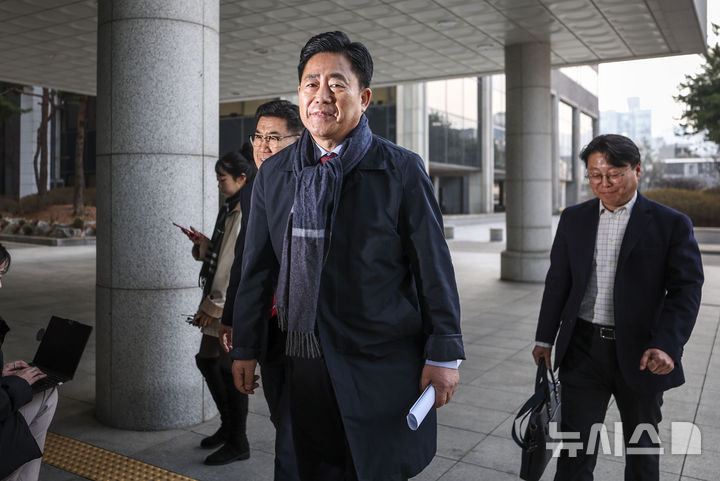 [서울=뉴시스] 정병혁 기자 = 통일교 금품 수수 의혹을 받는 김규환 전 미래통합당 의원이 지난달 25일 오전 서울 서초구 서울고등검찰청에 마련된 정교유착 비리 의혹을 수사하는 검경 합동수사본부에 조사를 받기 위해 출석하고 있다. 2026.03.05. jhope@newsis.com