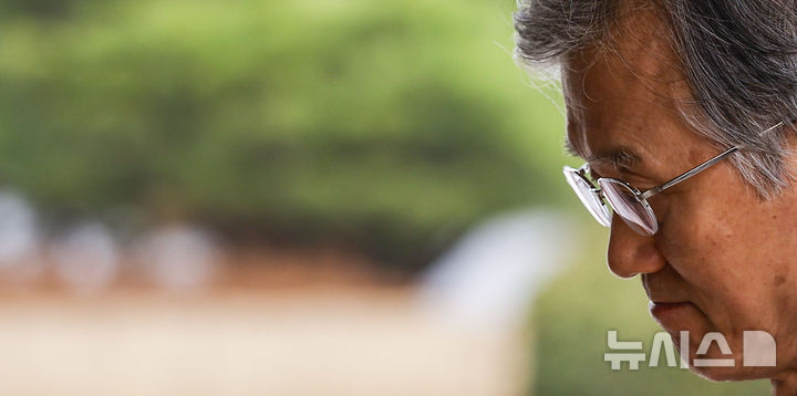 [서울=뉴시스] 정병혁 기자 = 조희대 대법원장이 5일 서울 서초구 대법원으로 출근하고 있다. 2026.03.05. jhope@newsis.com